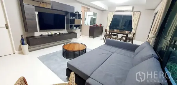 บ้าน ให้เช่าในBang Phli, Samut Prakan - พื้นที่นั่งเล่นและทานอาหารแบบโอเพ่น พร้อมประตูกระจกบานเลื่อน