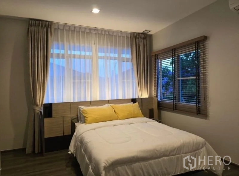 Detached House for rent - Guest bedroom with double bed, large windows and soft curtains.