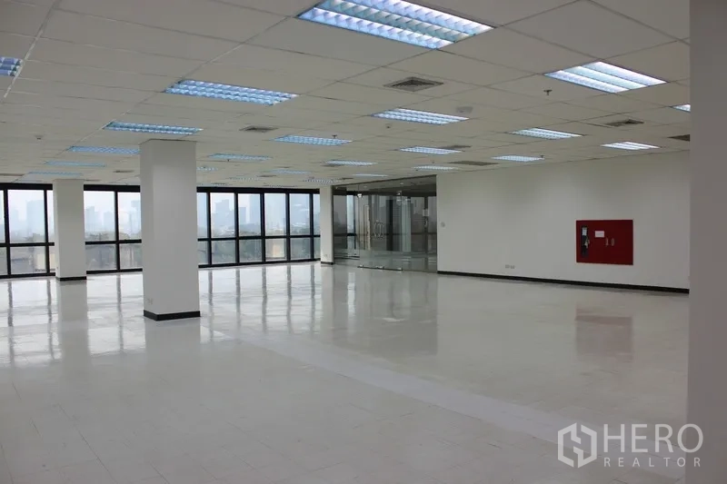 办公空间 出租在Watthana, Bangkok - 大型办公区，带玻璃隔断会议室与城市景观。