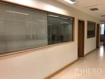 办公空间 出租或出售 - 室内走廊，配玻璃窗与多扇房门，通往会议室。