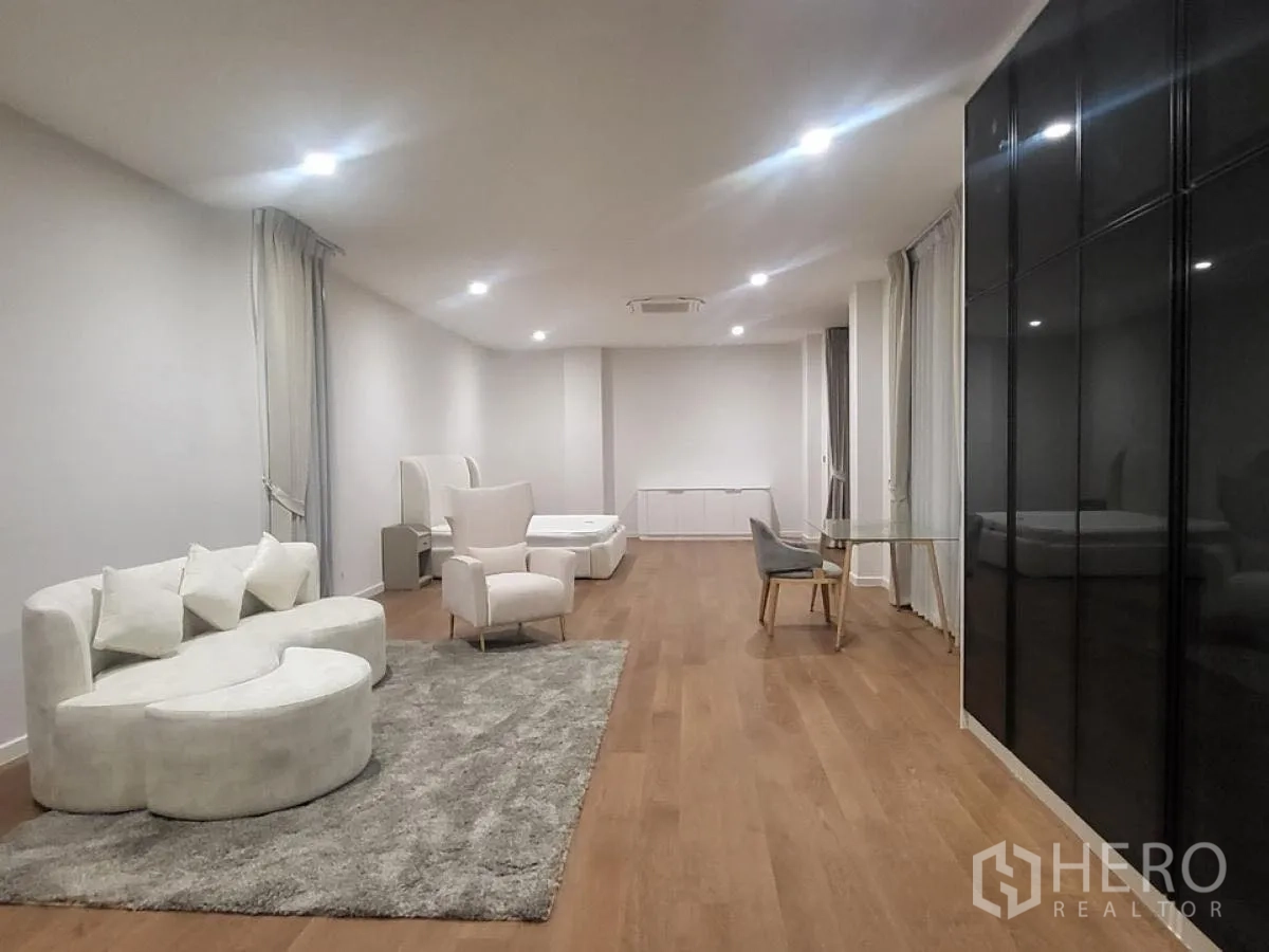 Detached House for rent in Wang Thonglang, Bangkok - Oversized master suite with sitting area, rug, and wall-to-wall wardrobe.