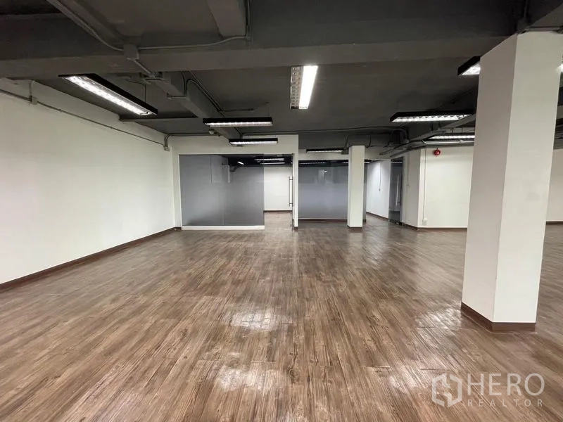 สำนักงาน ให้เช่าในRatchathewi, Bangkok - โถงสำนักงานเปิดโล่ง มองไปยังห้องประชุมและออฟฟิศส่วนตัวกั้นกระจก