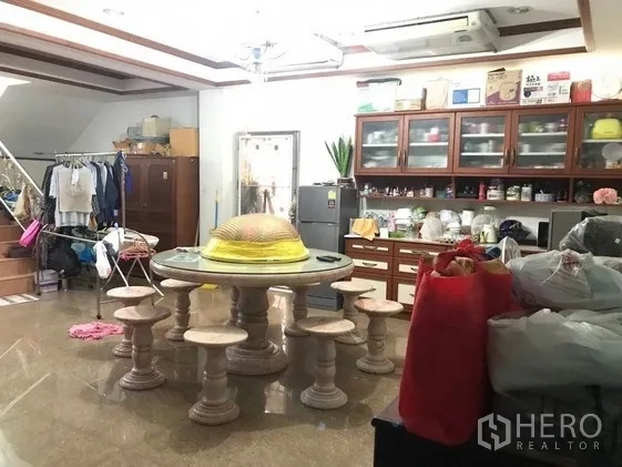 Factory for sale in Khlong Luang, Pathum Thani - Staff pantry and dining area with round table, cabinets and appliances.