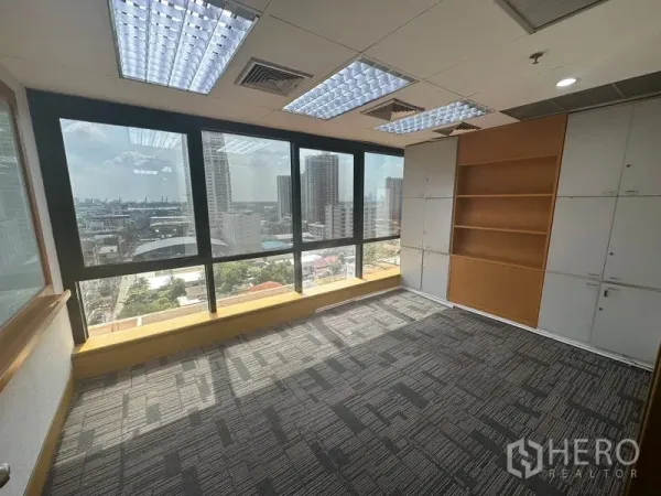 办公空间 出租在Khlong Toei, Bangkok - 私密办公室，地毯地面，内置柜体，落地窗采光