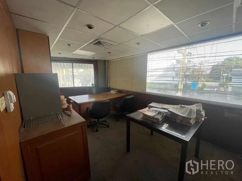 店屋 出租在Phaya Thai, Bangkok - 私密会议室，大窗、百叶与内置柜体。