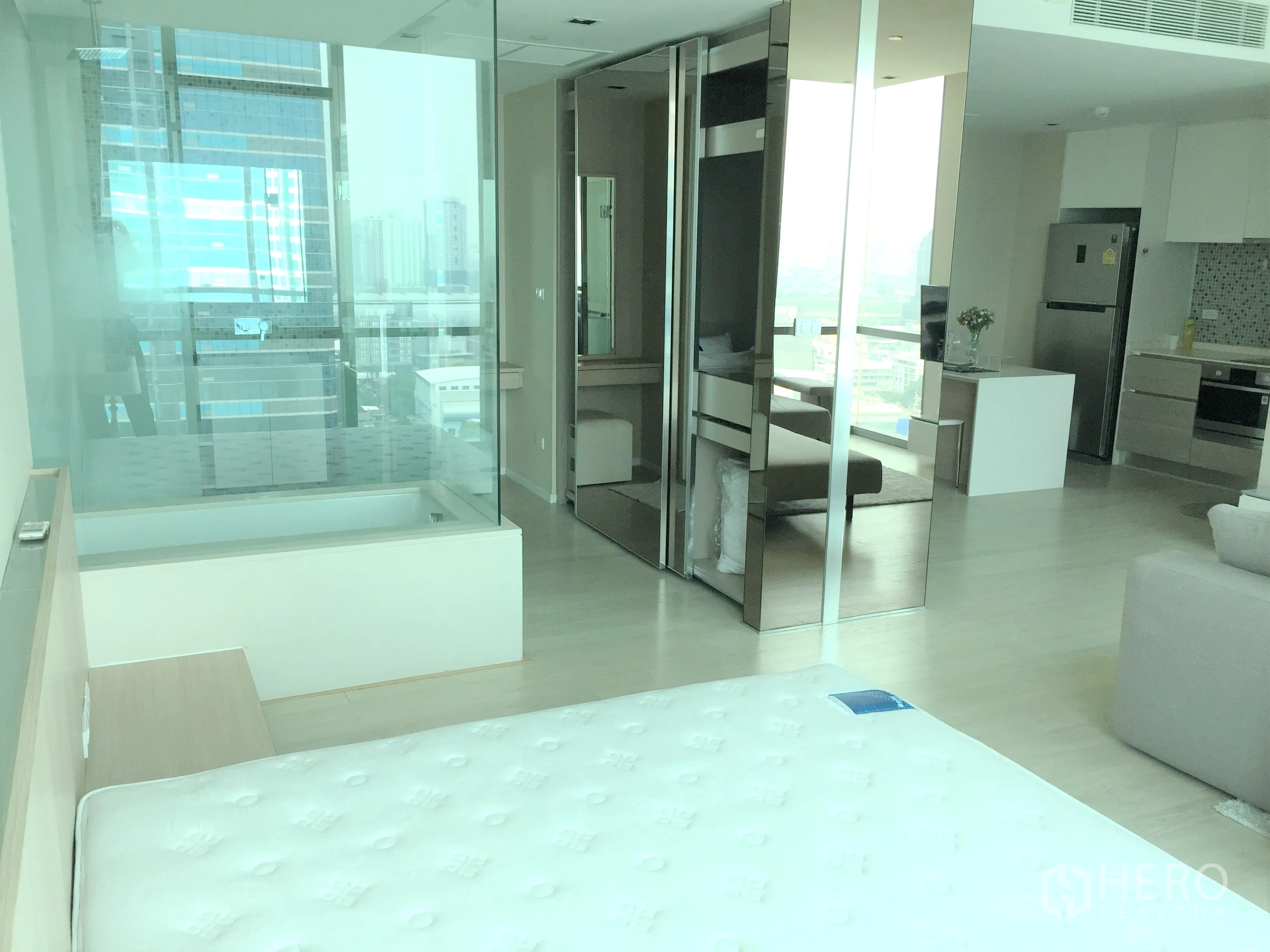 คอนโด ให้เช่าหรือขายในWatthana, Bangkok - ห้องนอนมีอ่างอาบน้ำผนังกระจก ตู้เสื้อผ้าบานกระจก และวิวเมือง.