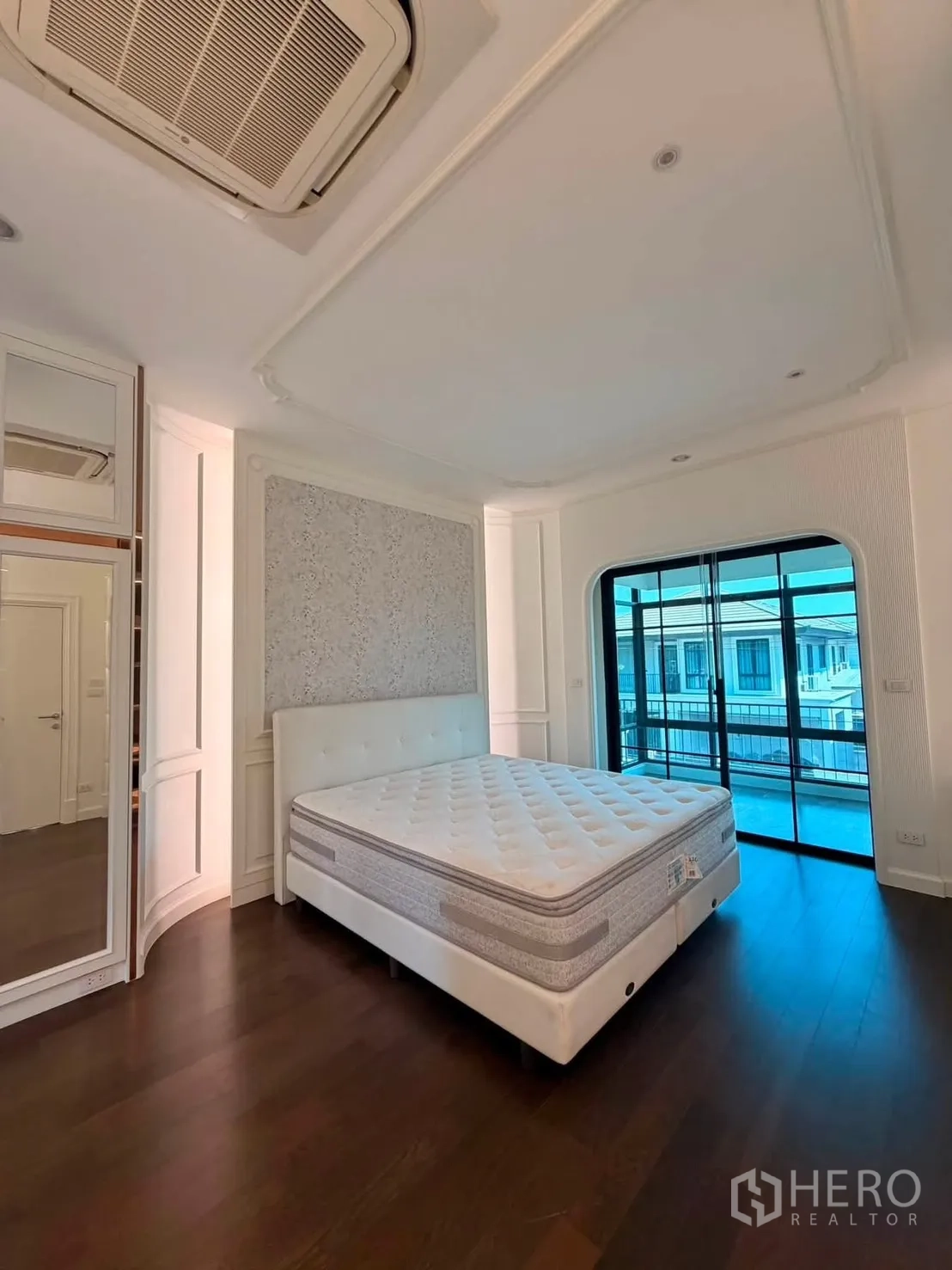 บ้านเดี่ยว for rent or sale in Prawet, Bangkok - ห้องนอนหลักมีเตียงและประตูกระจกสไลด์ออกสู่ระเบียง