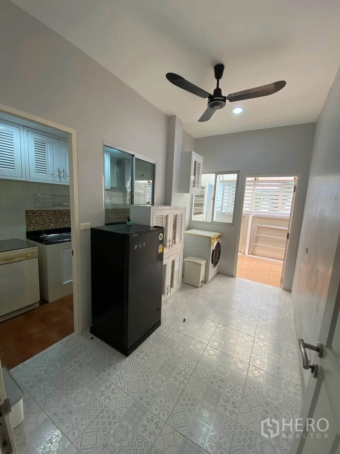 独栋房屋 for rent in Mueang Samut Prakan, Samut Prakan - 家政间配冰箱、储物柜及洗衣机。
