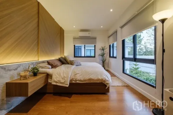 บ้าน ให้เช่าในPhasi Charoen, Bangkok - ห้องนอนใหญ่สว่าง มีหน้าต่างบานกว้าง ผนังไม้ตกแต่งและไฟหัวเตียง