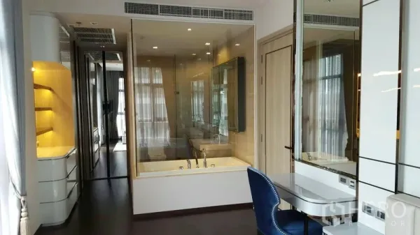 Condominium for rent in Watthana, Bangkok - Glass-partition bathroom with a soaking tub, mirrored vanity and built-in storage.
