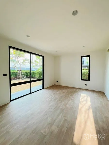 独立式住宅 出售在Bangkok Noi, Bangkok - 一层房间，推拉门与窗户通向花园。