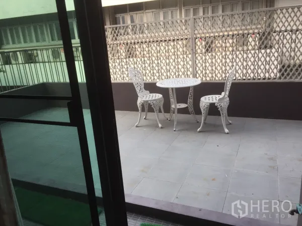 คอนโด ให้เช่าในWatthana, Bangkok - เทอเรซกว้าง มีชุดโต๊ะเก้าอี้นอกบ้านและรั้วระแนง