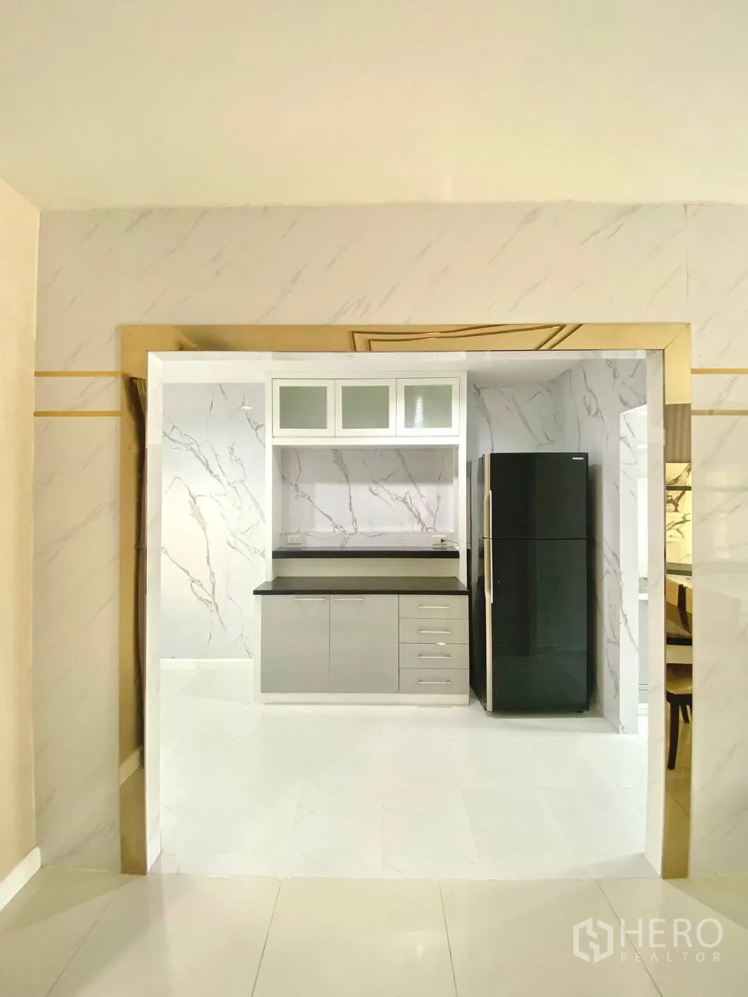 独栋房屋 for rent in Suan Luang, Bangkok - 入口旁的备餐区，柜体与黑色冰箱。