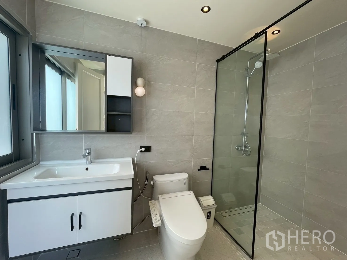 คอนโด for sale in Watthana, Bangkok - ห้องน้ำสว่างมีหน้าต่าง อ่างล้างหน้า โถสุขภัณฑ์ และฝักบัวแบบวอล์กอิน