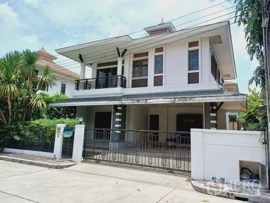 独立式住宅 出租或出售在Mueang Nonthaburi, Nonthaburi - 两层独栋住宅外观，带大门车道与阳台，前院绿化，位于暖武里直辖县。