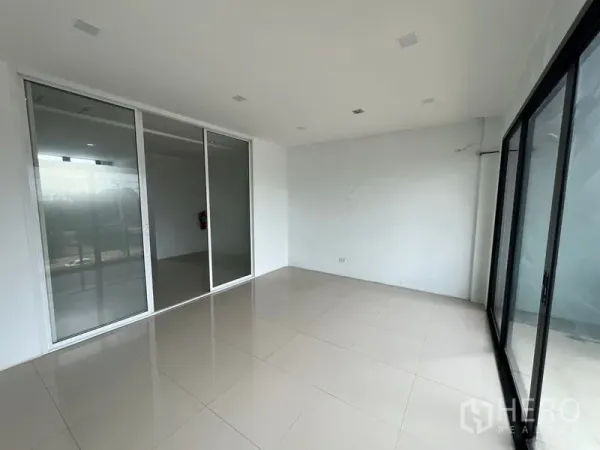 货栈 出租在Bang Phli, Samut Prakan - 瓷砖地面办公室，大面积玻璃隔断与滑动门分隔空间。