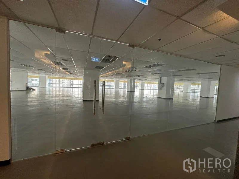 办公空间 出租 - 玻璃双开门入口，通向带全景窗的现代开放式办公室。