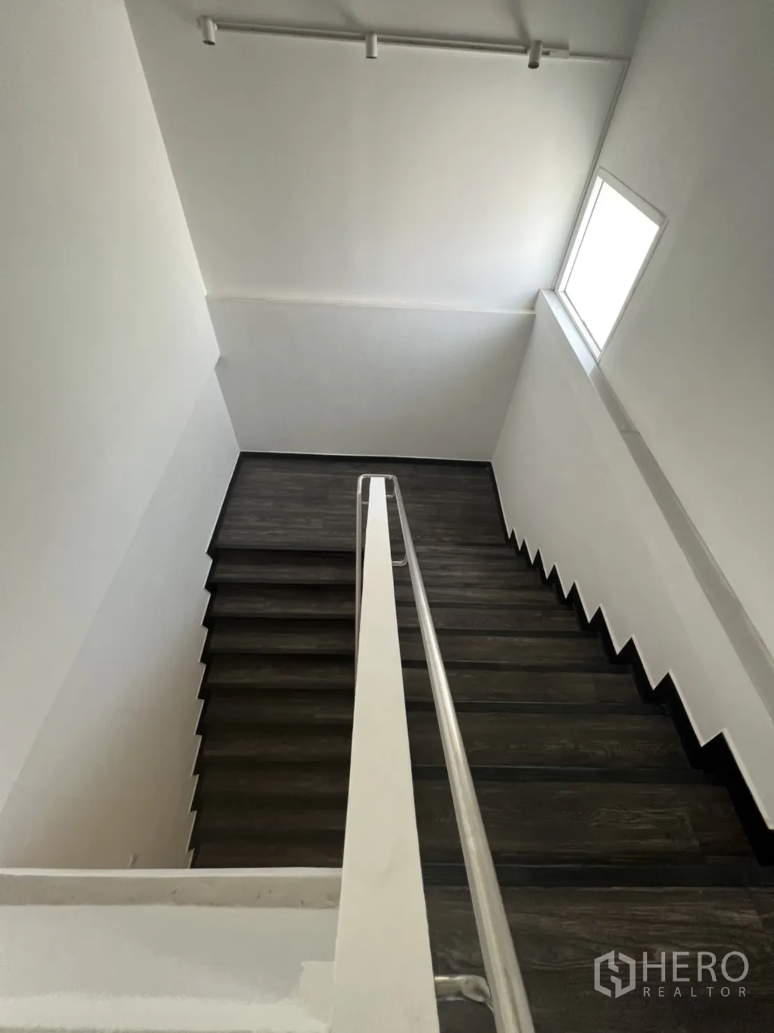 Retail Space for rent in Sathon, Bangkok - Wide staircase with high walls and a daylight window.