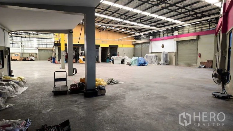โรงงาน ขายในSaphan Sung, Bangkok - คลังสินค้าโปร่ง เพดานสูง ประตูม้วนหลายจุด พื้นคอนกรีต