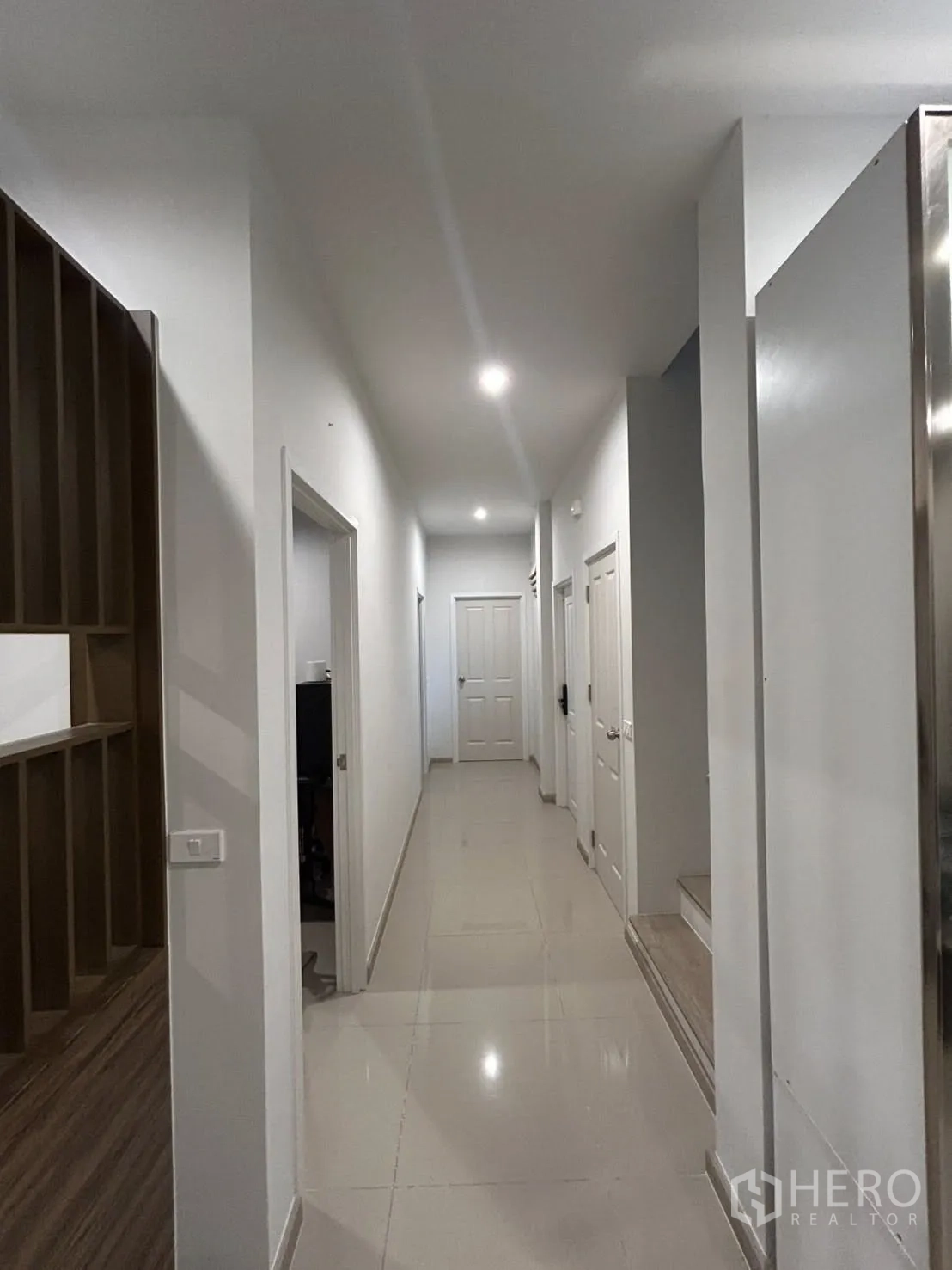 独立式住宅 出租在Khlong Sam Wa, Bangkok - 一层走廊，筒灯照明，通往各房与楼梯