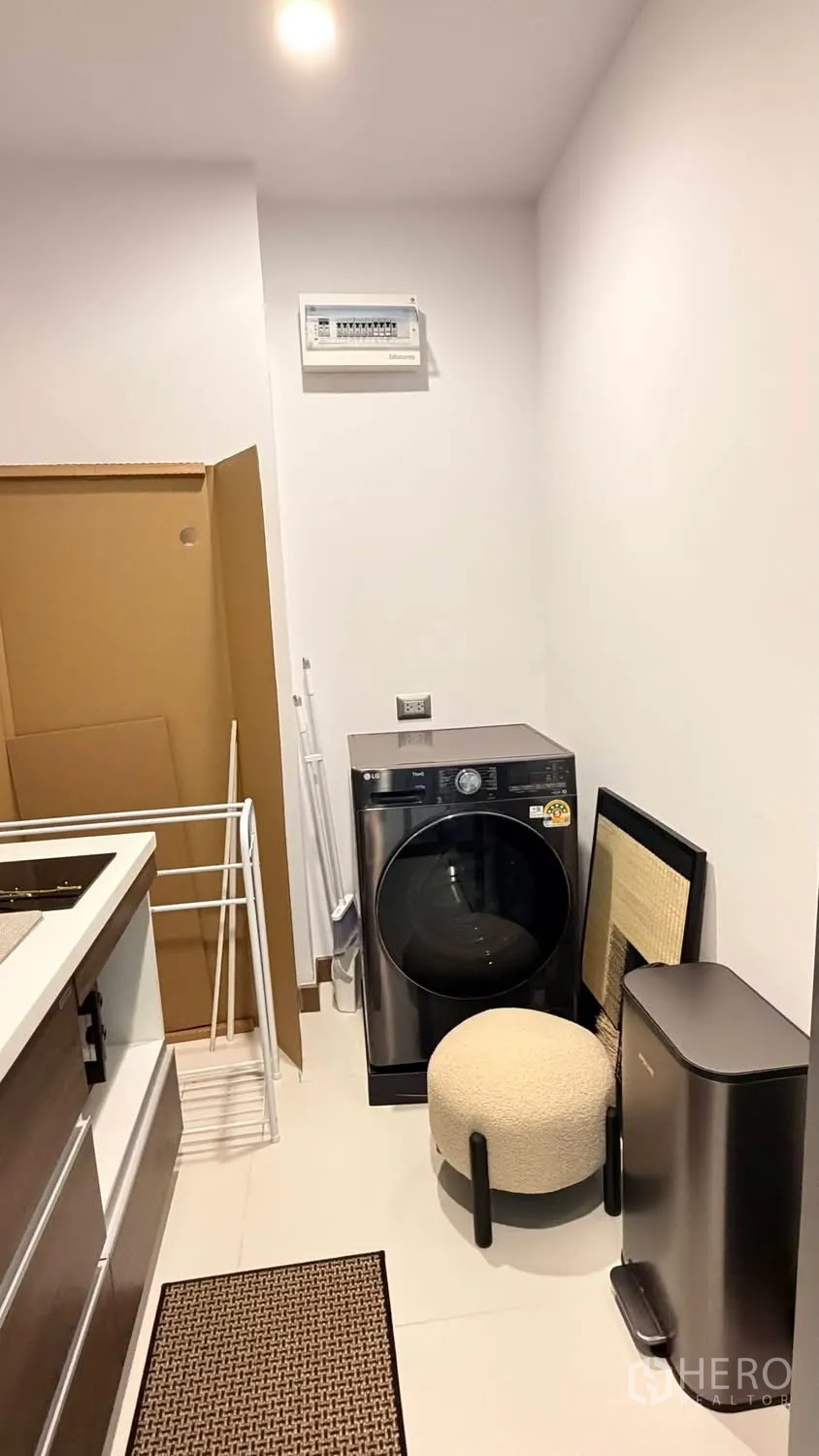 公寓 for rent in Watthana, Bangkok - 带滚筒洗衣机与收纳空间的洗衣区。