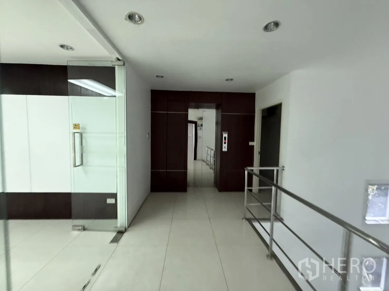 办公空间 出租在Bueng Kum, Bangkok - 男卫，坐厕、小便斗与洗手台