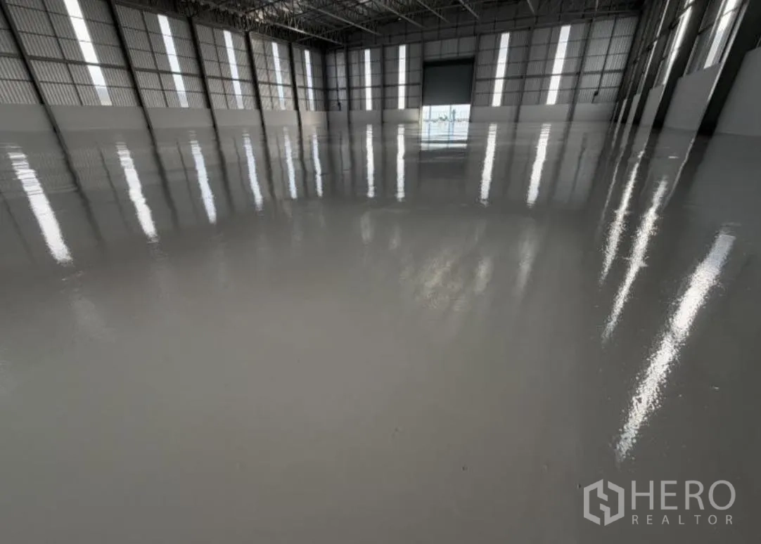โกดัง for rent in Bang Khun Thian, Bangkok - พื้นภายในเรียบเงาพร้อมประตูม้วนด้านท้ายอาคาร