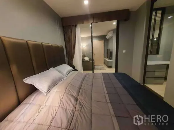 公寓 出租 - 舒适卧室，软包床头与窗帘，滑动玻璃墙面向客厅。