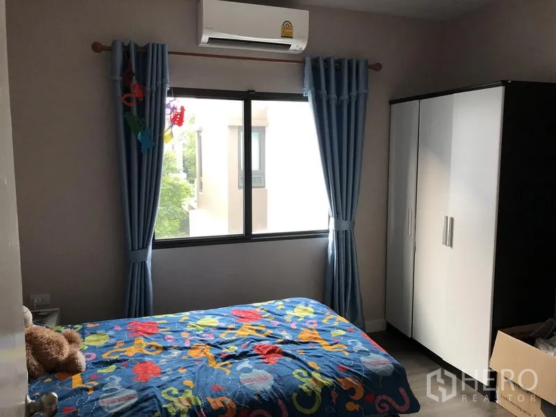 Detached House for rent in Saphan Sung, Bangkok - Cozy secondary bedroom with window, wardrobe and air conditioner.