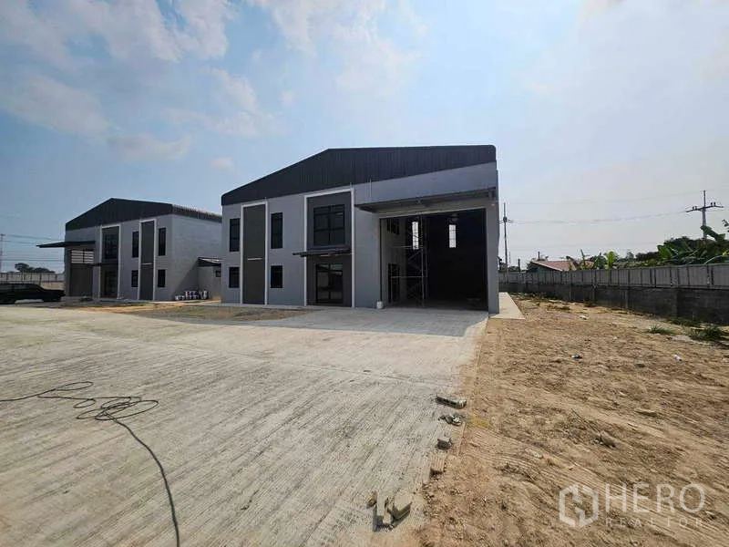 货栈 出租在Mueang Rayong, Rayong - 新建仓库前院混凝土场地宽阔，货车出入便捷。