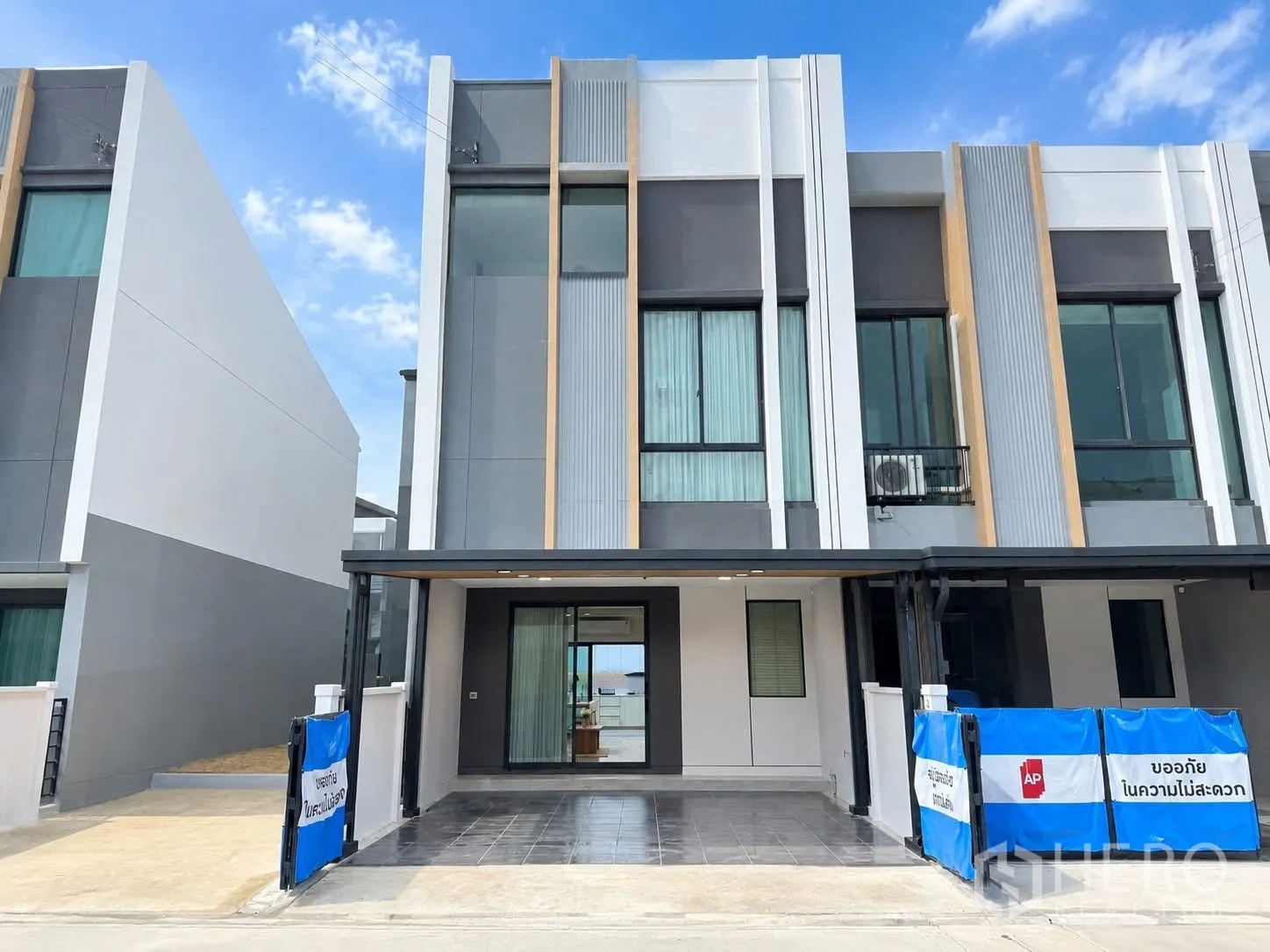 ทาวน์เฮาส์ for rent in Bang Phli, Samut Prakan - ด้านหน้าทาวน์เฮ้าส์สไตล์โมเดิร์นพร้อมที่จอดรถมีหลังคาและกระจกบานใหญ่