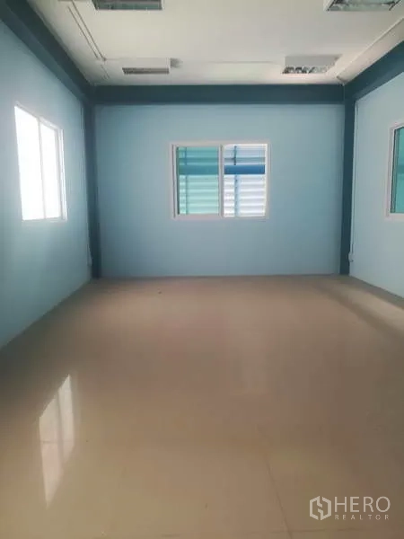 Factory for sale in Sai Noi, Nonthaburi - Bright empty office room inside the factory with tiled floor and two windows.