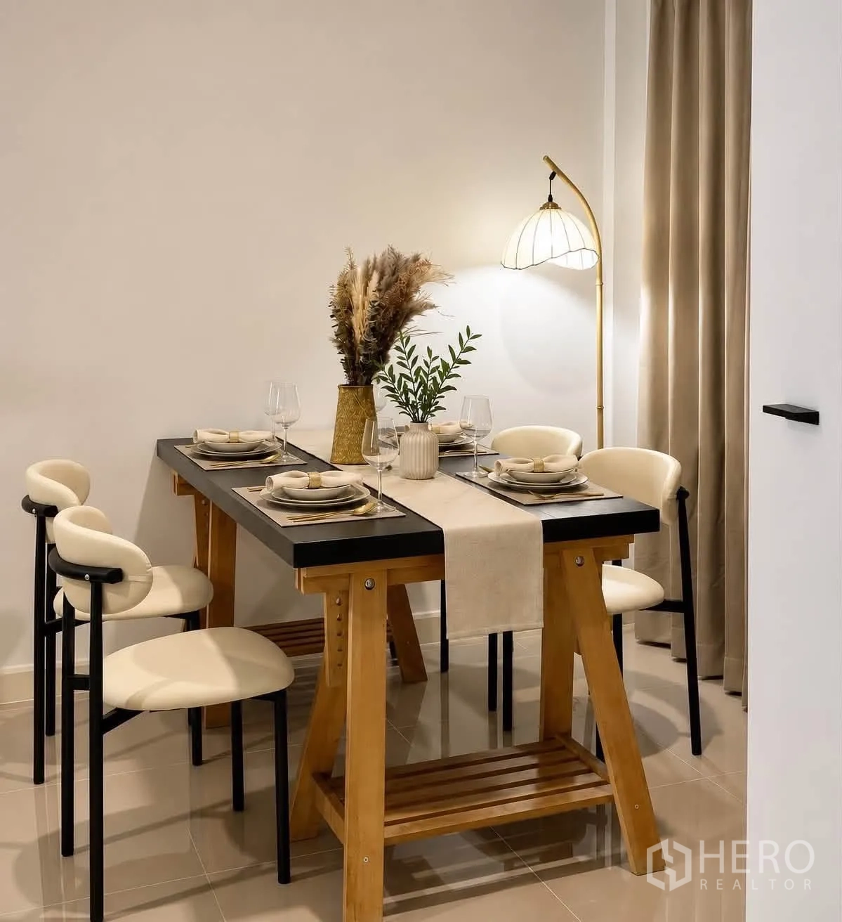 ทาวน์เฮาส์ for rent in Bang Phli, Samut Prakan - มุมรับประทานอาหารสำหรับสี่ที่นั่ง โต๊ะสไตล์โมเดิร์นและโคมไฟตั้งพื้น.