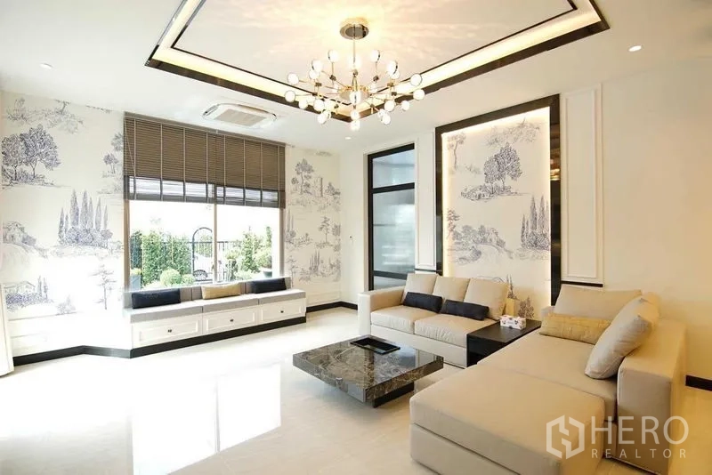独立式住宅 出售在Lat Krabang, Bangkok - 采光充足的客厅，吊灯与风景壁纸。