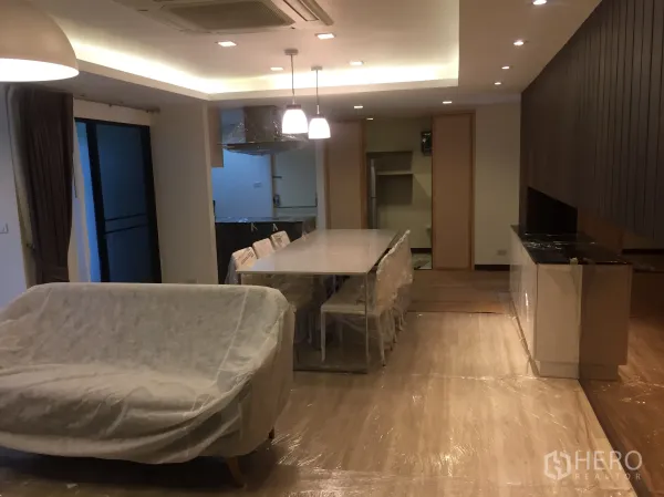 公寓 出租在Pathum Wan, Bangkok - 开放式客餐厅，长餐桌、吊灯，推拉门通往阳台