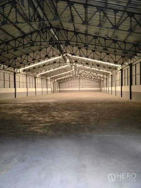 货栈 出租在Lat Krabang, Bangkok - 深进深仓库内部，钢桁架与照明