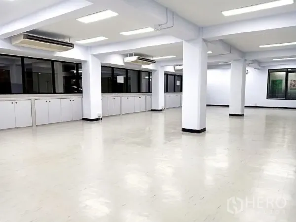 สำนักงาน ให้เช่าในWatthana, Bangkok - ภายในสำนักงานกว้าง มีตู้บิวท์อินใต้หน้าต่าง และเครื่องปรับอากาศติดเพดาน
