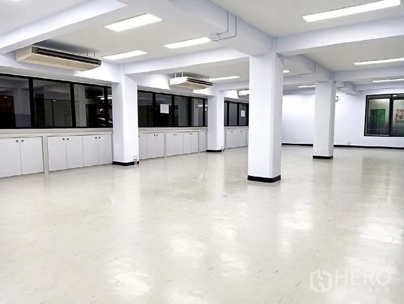 สำนักงาน ให้เช่าในWatthana, Bangkok - ภายในสำนักงานกว้าง มีตู้บิวท์อินใต้หน้าต่าง และเครื่องปรับอากาศติดเพดาน