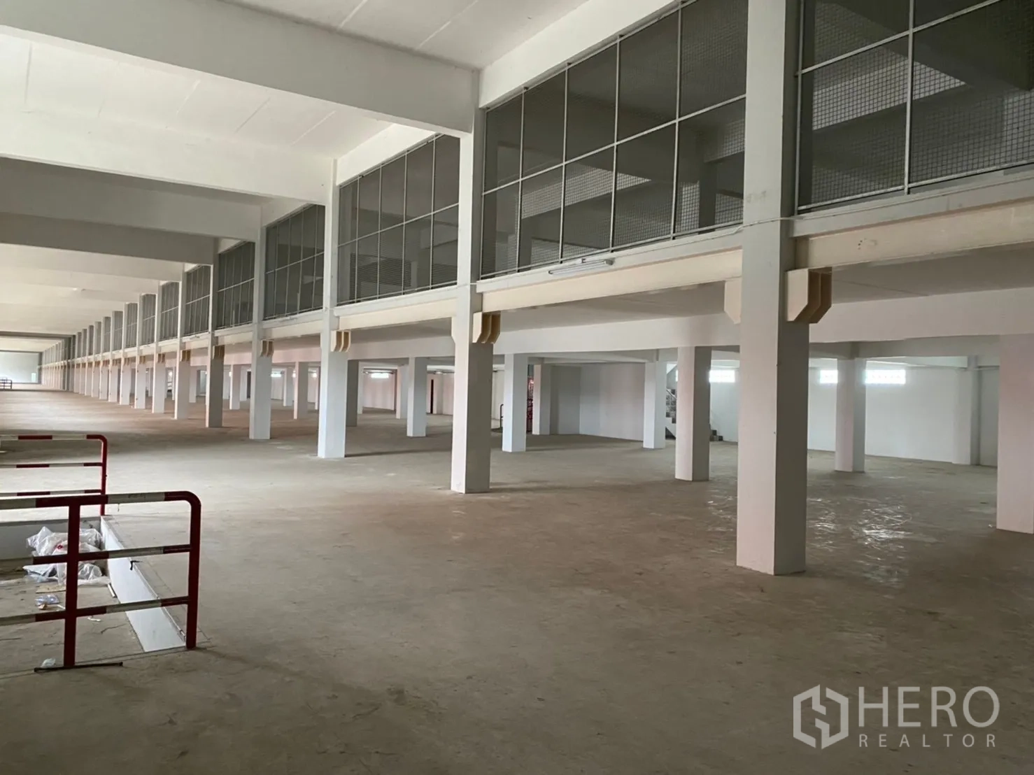 Warehouse for rent in Lat Krabang, Bangkok - Large high-ceiling warehouse hall with mezzanine level and ventilation screens.