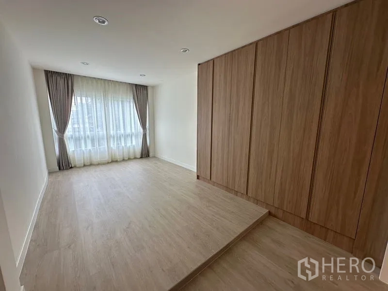 带办公室的家 出租在Khlong Toei, Bangkok - 抬高的卧室区域，整面衣柜与纱帘。