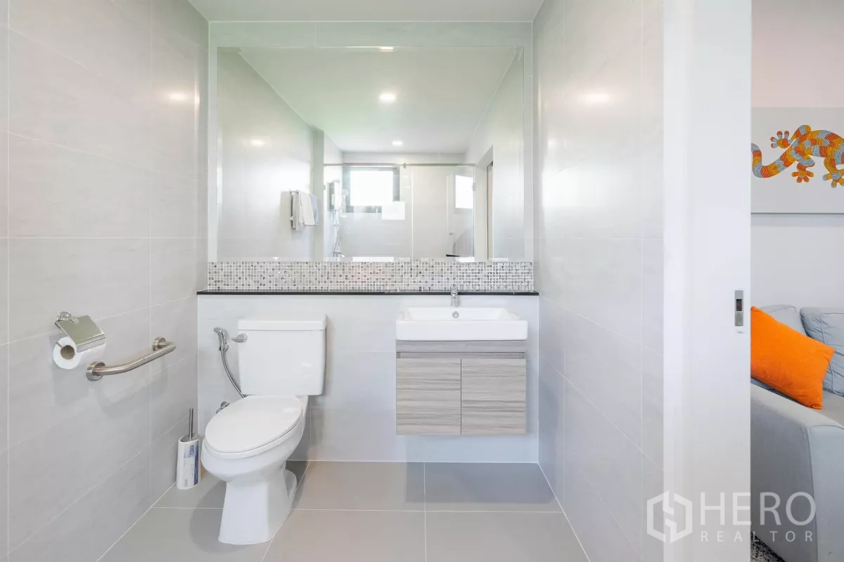Detached House for sale in Saphan Sung, Bangkok - Accessible bathroom with grab bar, vanity and walk-in shower.