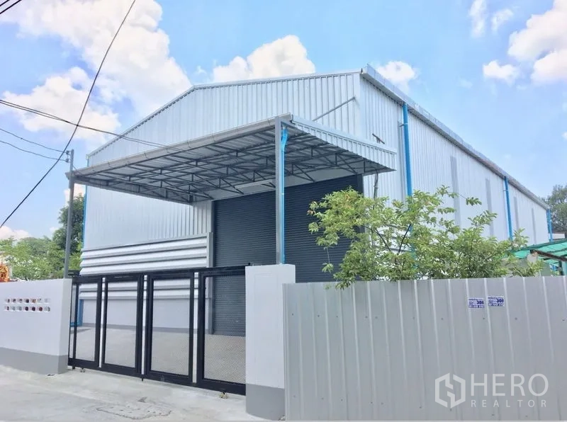货栈 出租在Din Daeng, Bangkok - 仓库主入口，大型卷闸门与安全围栏
