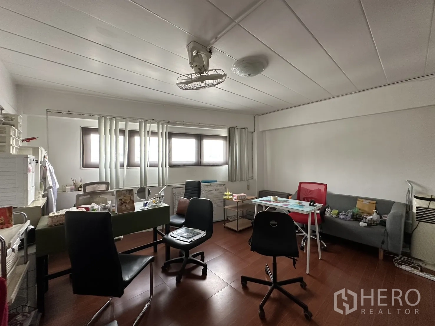 Shophouse for rent in Phra Khanong, Bangkok - Bright office room with desks, chairs, and windows.