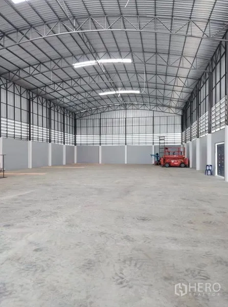 โรงงาน ขายในMueang Samut Sakhon, Samut Sakhon - ภายในโกดังหลังคาสูง โครงเหล็ก พื้นคอนกรีต พร้อมช่องระบายอากาศ