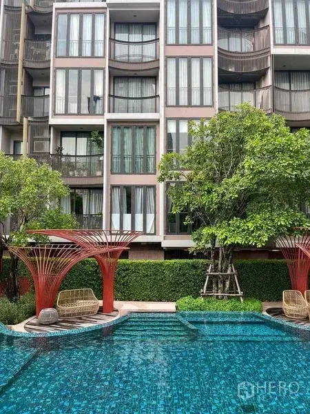 公寓 出售在Watthana, Bangkok - 公寓外立面设大窗户，可俯瞰园景泳池与绿化。
