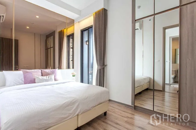 คอนโด ให้เช่าในWatthana, Bangkok - ห้องนอนพร้อมตู้เสื้อผ้าบานกระจก ประตูสไตล์ระเบียง ผ้าม่านนุ่ม และพื้นไม้