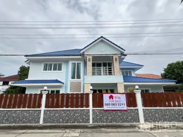 บ้าน ขายในMin Buri, Bangkok - บ้านเดี่ยวสองชั้นหลังคาสีน้ำเงินและรั้วหน้าบ้าน มินบุรี