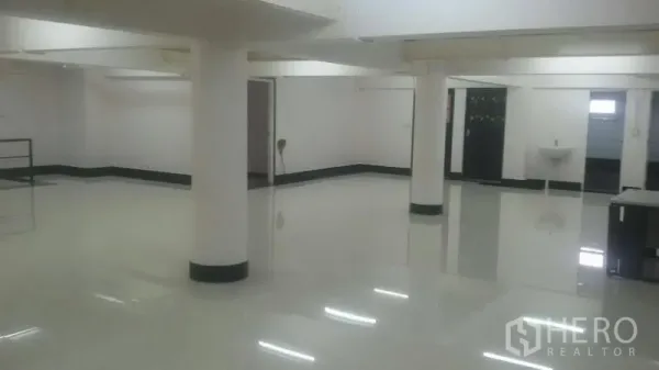 办公空间 出租在Sathon, Bangkok - 宽敞室内空间，立柱、门与小型洗手区，地面光洁。