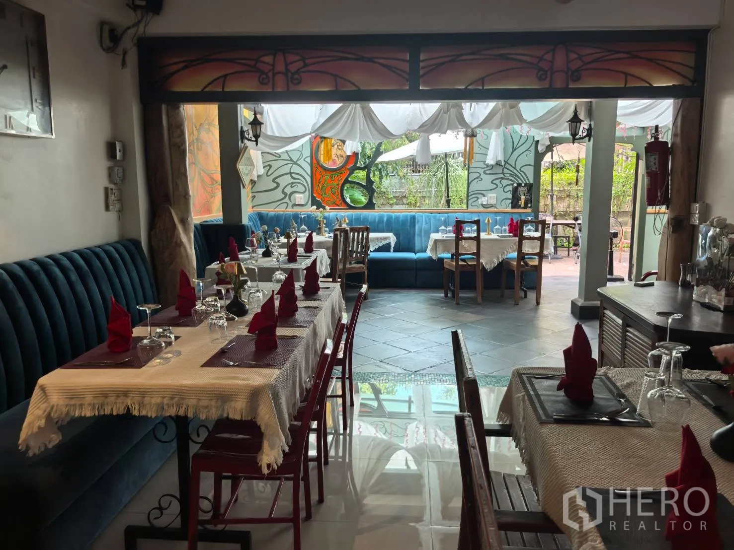 独栋房屋 for rent in Watthana, Bangkok - 开放式用餐区，卡座与摆台餐桌，面向花园景致。