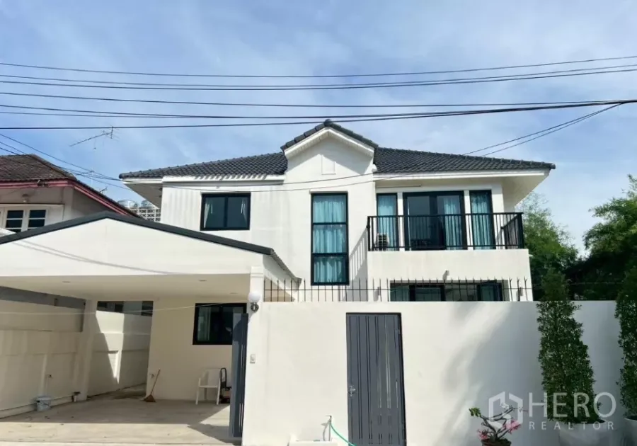 独立式住宅 出租在Suan Luang, Bangkok - 苏安鲁昂现代两层独栋别墅，带院内车棚与阳台。